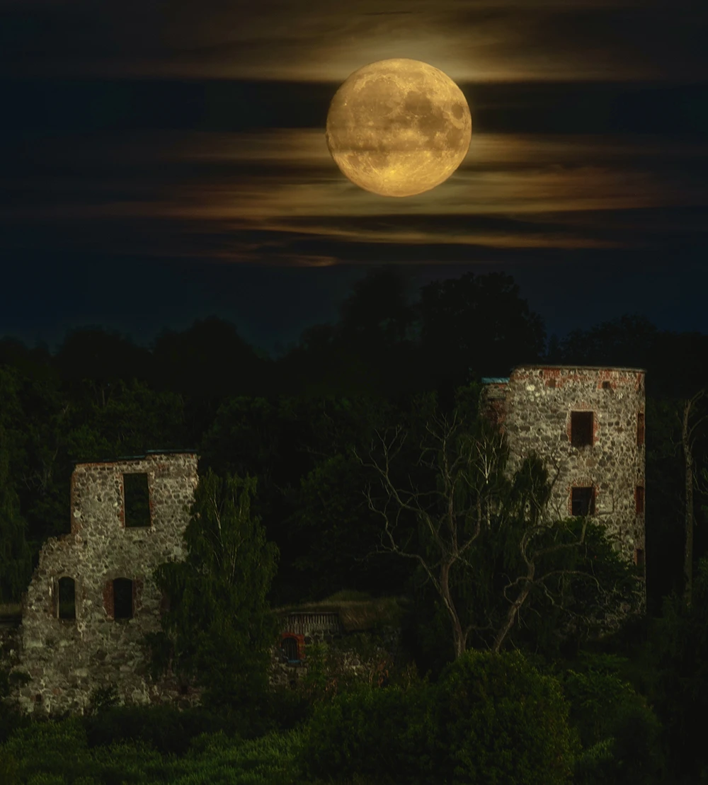 Mörby castle ruin and the full moon